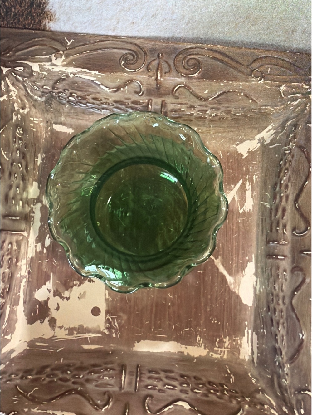 Green Ruffled Rim Glass Table Vase - Picture 5 of 6